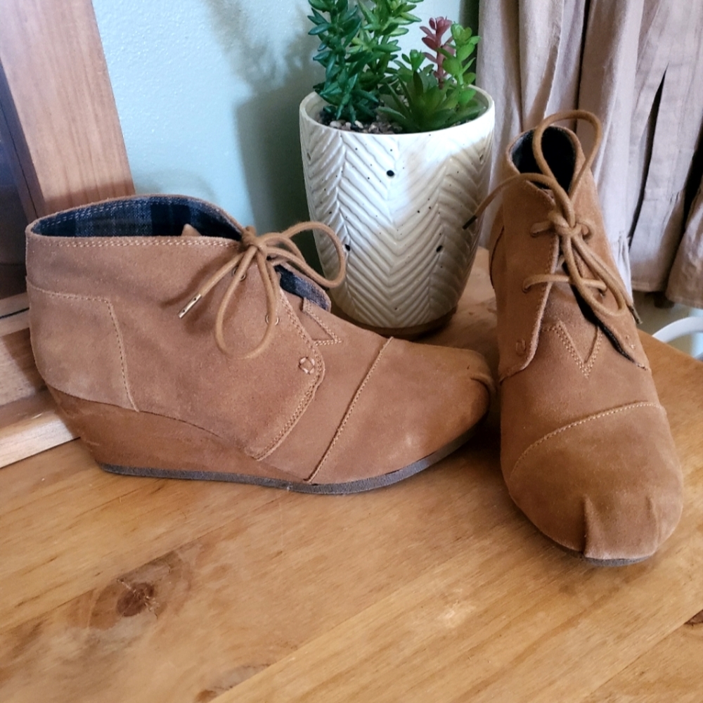 Suade leather lace up wedge booties